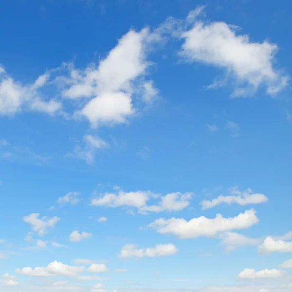 Leichte Kumuluswolken am blauen Himmel — Stockfoto