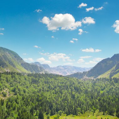 doğal dağlar, çayırlar ve mavi gökyüzü