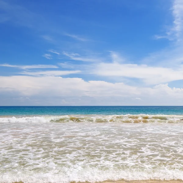 Oceano, spiaggia sabbiosa e cielo azzurro — Foto Stock