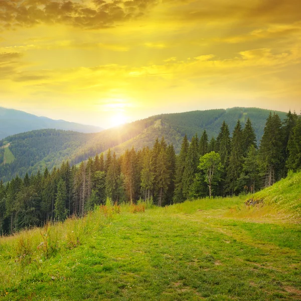 Prachtige berglandschap en zonsopgang — Stockfoto