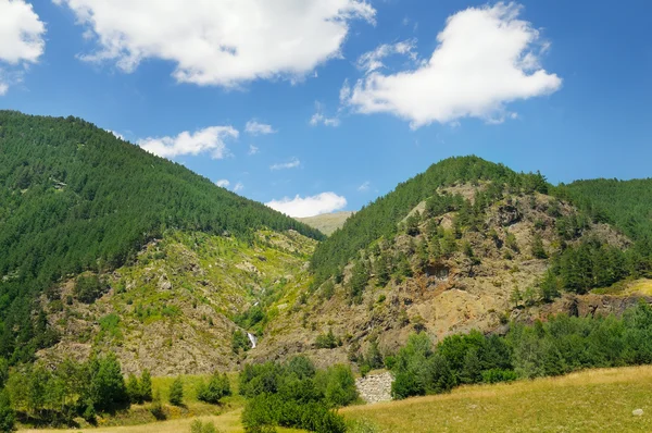 Aussichtsreiche Berge, Wiesen und blauer Himmel — Stockfoto