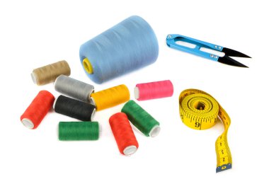 Renkli iplik makaraları, parlak sarı bir mezura ve mavi iplik makasları da dahil olmak üzere bir dikiş malzemesi koleksiyonu temiz beyaz bir arkaplana saçılmıştır. Görüntü el işi, hobi ve moda kavramları için ideal..