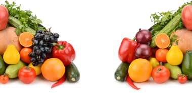 Beyaz arka planda simetrik olarak sıralanmış taze meyve ve sebzelerden oluşan canlı bir panoramik çeşitlilik. Merkezi fotokopi alanı, sağlıklı beslenme afişleri ve market reklamları için ideal hale getiriyor..