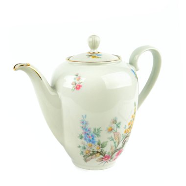 Zarif çiçek desenli ve altın aksanlı zarif porselen çaydanlık. Beyaz arka plandaki bu izole çekim mutfak blogları ya da çay dükkanları için mükemmel..