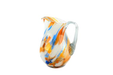 Canlı bir el yapımı cam sürahi, opak beyaz bir tabana çarpan turuncu ve mavi girdaplara sahiptir. Bu zarif sanatsal cam eşyalar ev dekorasyonu veya yaşam tarzı kavramları için mükemmeldir..