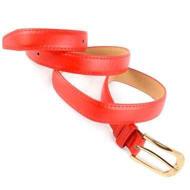 Canlı kırmızı bir deri kemer zarif bir şekilde kıvrılır, parlak altın renkli bir toka ile beyaz bir arka plan oluşturur. Bu yüksek moda aksesuar perakende katalogları için mükemmel ve geniş bir kopya alanı var..