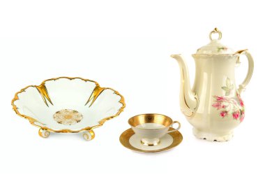 Zarif altın yapraklı porselen parçalar ince işçilik ve ebedi güzellik sergiliyor. Yüksek anahtarlı aydınlatma bu dekoratif eşyaların lüksünü ve temizliğini vurguluyor.