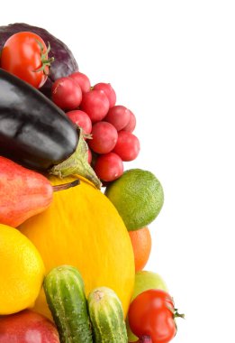Canlı bir organik meyve ve sebze yığını beyaz arka planda dikey olarak dizilmiş. Bu yüksek kaliteli resim sağlıklı yaşam tarzı ve diyet tasarımları için geniş bir kopya alanı içerir..