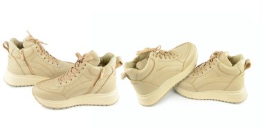 Yan fermuarlı ve bağcıklı bej renkli spor ayakkabılar, farklı açılardan gösteriliyor. Beyaz üzerine çekilen bu temiz stüdyo çekimi moda perakende ve e-ticaret reklamları için yeterli kopya alanı sağlıyor..