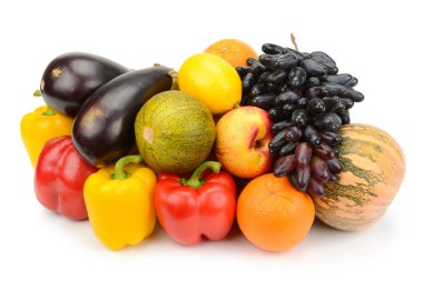 Beyaz üzerine izole edilmiş biber, üzüm ve patlıcan gibi taze meyve ve sebzelerden oluşan canlı bir çeşitlilik. Bu yüksek anahtarlı natürmort sağlık, beslenme ve market satış temaları için mükemmeldir..