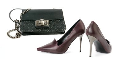 Şık bordo topuklu ayakkabılar beyaz arka planda izole edilmiş şık siyah deri bir çanta ile eşleştirildi. Bu zarif moda seti perakende, lüks veya resmi etkinlik temaları için mükemmeldir..