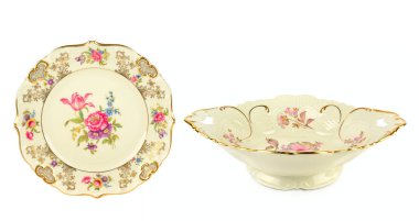 Bu süslü klasik porselen seti narin çiçekli tablolar ve zarif altın kaplamalı kenarlar içerir. Eşyalar beyaz arka planda izole edilmiş, antika veya lüks kataloglar için mükemmel..