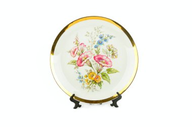 Zarif bir klasik porselen tabakta canlı bir el boyası çiçek buketi ve kalın altın yaldızlı bir kenarı bulunur. Beyaz üzerine siyah ekran standı ile izole edilmiş antika ya da ev dekorasyonu temalarına uyuyor..
