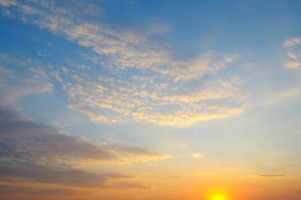 Hermoso amanecer y cielo nublado — Foto de Stock