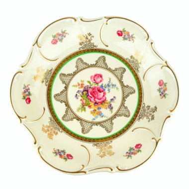 Zarif bir antika porselen tabakta karmaşık elle boyanmış güller ve altın yaldızlı kenarlar bulunur. Bu izole edilmiş yüksek anahtarlı çekim lüks yaşam tarzı, aşçılık ve tarihi tasarım projeleri için mükemmeldir..