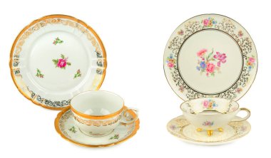 Karmaşık çiçek desenleri ve beyaz üzerine izole edilmiş altın yaldızlı kenarları olan zarif porselen çay setleri. Bu zarif parçalar nostaljiyi çağrıştırıyor ve lüks yaşam tarzı markalaşması için ideal..