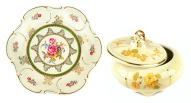 Dekoratif bir plaka ve karışık çiçek desenleriyle eşleşen bir porselen seti. Bu zarif sofra takımı klasik mutfak veya kafe teması için mükemmeldir..