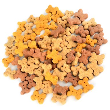 Beyaz yüzeye saçılmış kemik şekilli kuru köpek bisküvileri. Hayvan bakımı ve iyi davranışı ödüllendirmek için yüksek kalitede sağlıklı hayvan maması ve lezzetli çıtır bisküviler..