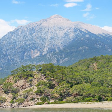 güzel dağ manzarası ve mavi gökyüzü