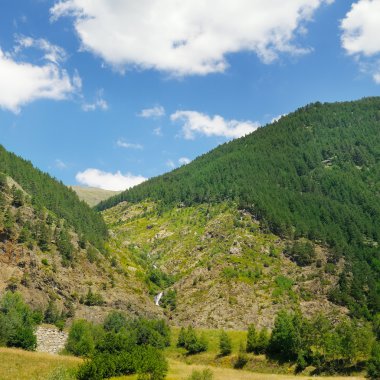 doğal dağlar, çayırlar ve mavi gökyüzü