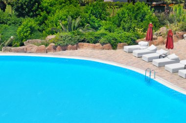 Açık Yüzme Havuzu ve yemyeşil bitki örtüsü