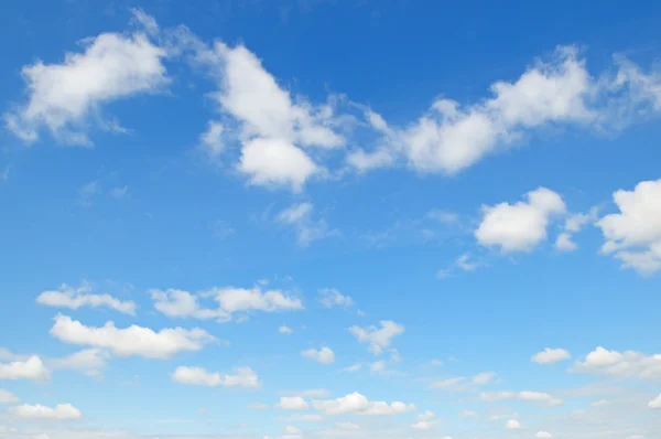 Nuvens de cúmulo de luz no céu azul — Fotografia de Stock