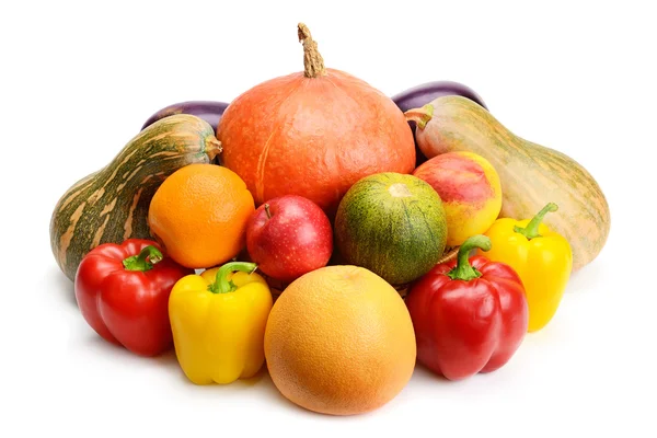 Frutas e vegetais isolados sobre fundo branco — Fotografia de Stock