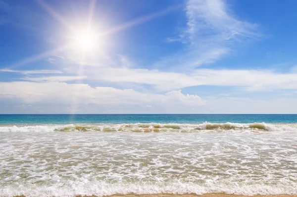 Oceano, spiaggia sabbiosa e cielo azzurro — Foto Stock