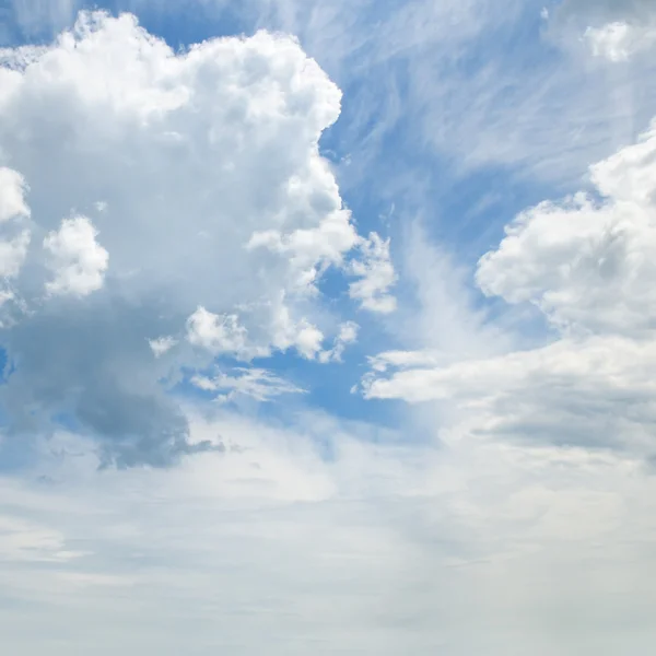 Nubi di cumulo di luce nel cielo blu — Foto Stock