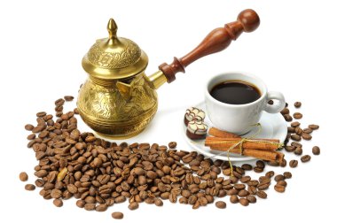 kahve çekirdekleri, kahve ve beyaz arka plan üzerinde izole Kupası