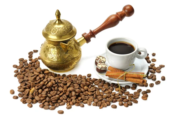 Kaffeebohnen, Kaffeekanne und Tasse isoliert auf weißem Hintergrund — Stockfoto