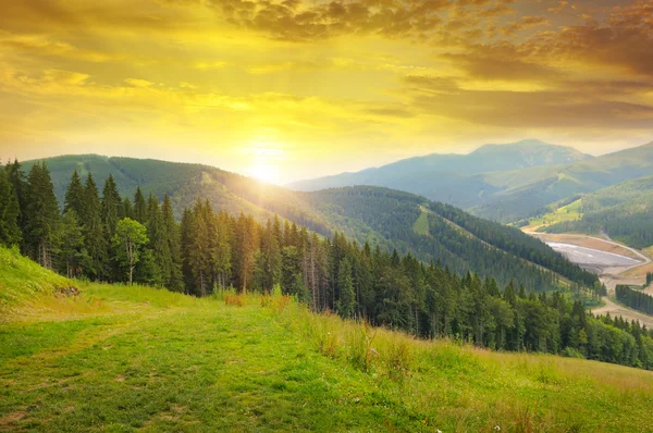 Bela paisagem de montanha e nascer do sol — Fotografia de Stock