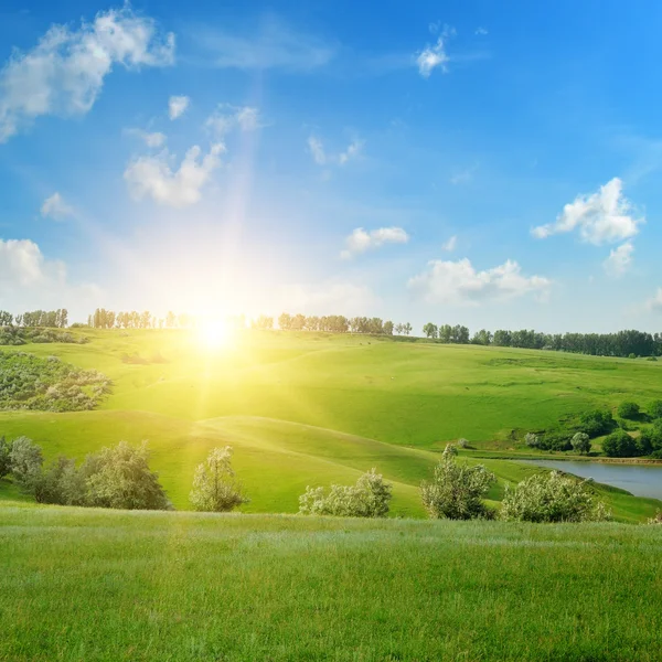 Feld, Sonnenaufgang und blauer Himmel — Stockfoto