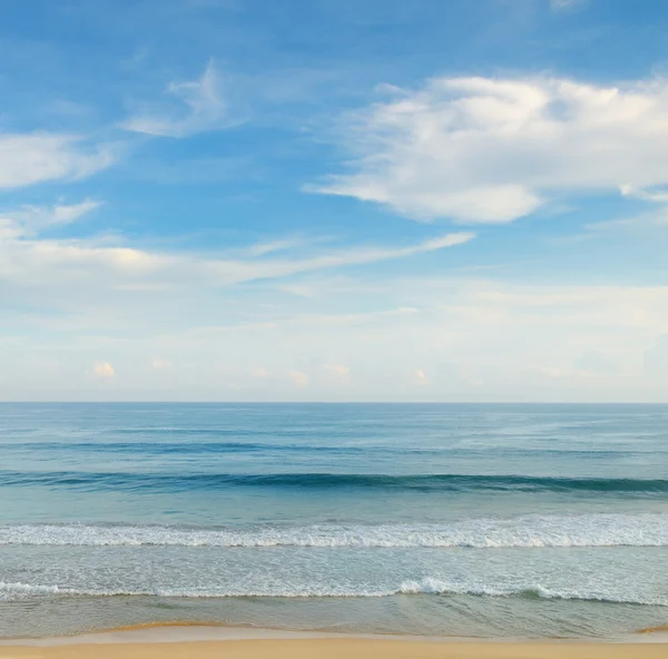 Océano, playa de arena y cielo azul —  Fotos de Stock