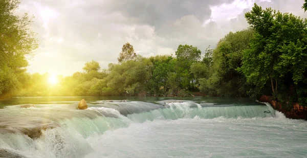 Cascade sur la rivière dans les montagnes — Photo