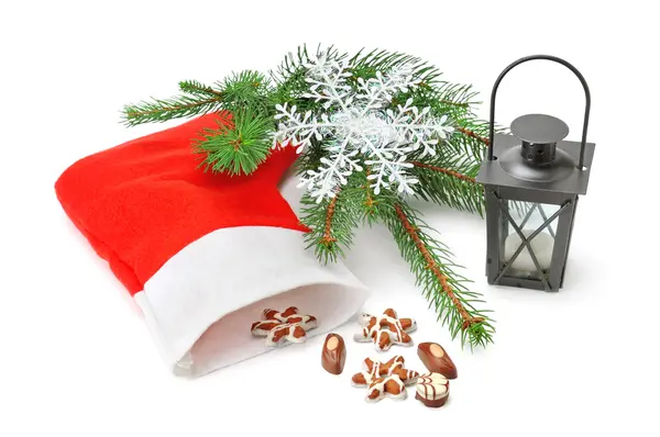 Skarpeta świąteczna, latarnia i świerk na białym tle na biały backgro — Zdjęcie stockowe