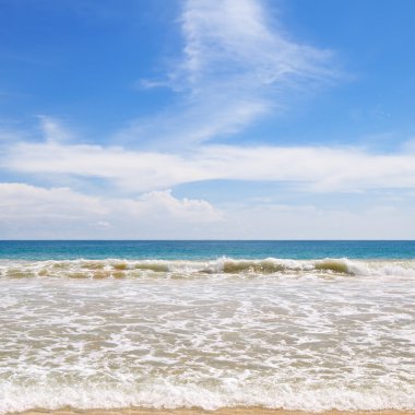 okyanus, kumlu plajı ve mavi gökyüzü