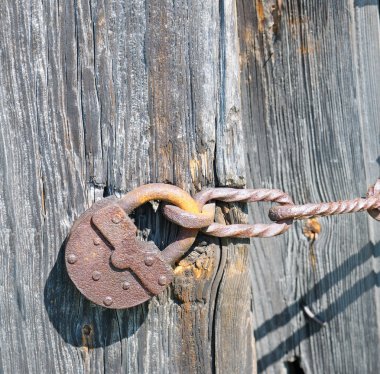 harap kapılarda eski asma kilit