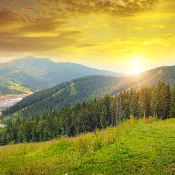 Bellissimo paesaggio montano e alba — Foto Stock