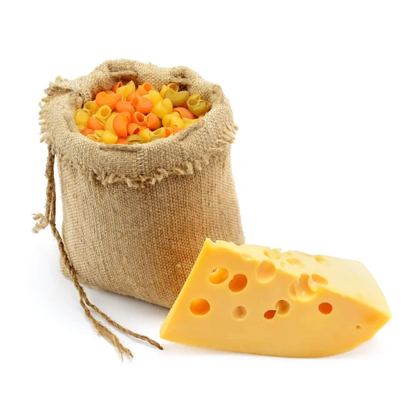 Makarna ve peynir beyaz arka plan üzerinde izole — Stok fotoğraf