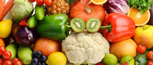 Világos háttér, gyümölcsök és zöldségek — Stock Fotó