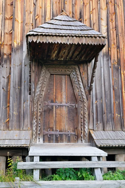 Staré dřevěné dveře a verandy — Stock fotografie