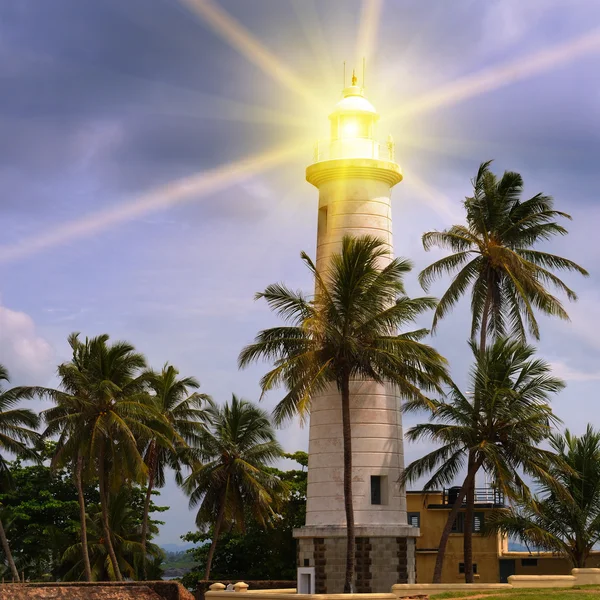 Faro de luz contra el cielo de la noche — Foto de Stock