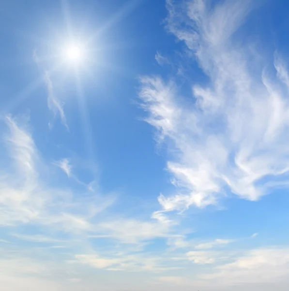 Sol en el cielo azul con nubes blancas — Foto de Stock