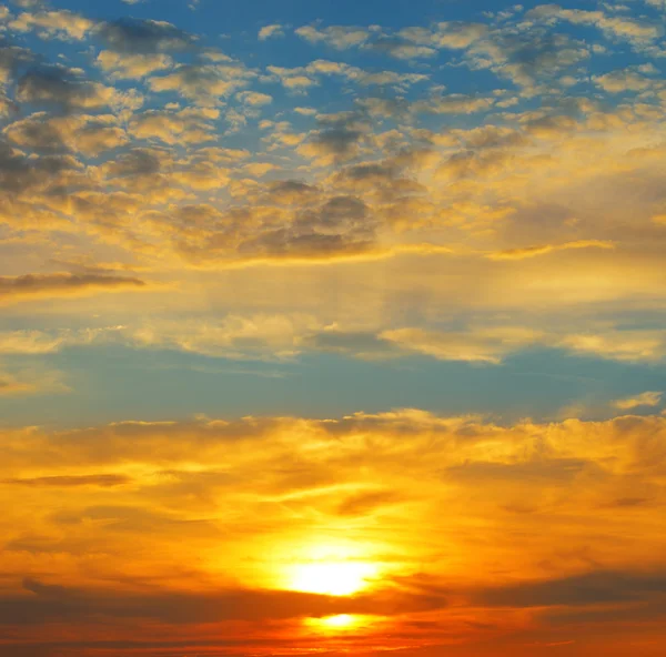 Piękny wschód słońca i pochmurne niebo — Zdjęcie stockowe