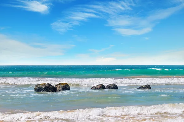 Oceaan, schilderachtige strand en blauwe hemel — Stockfoto