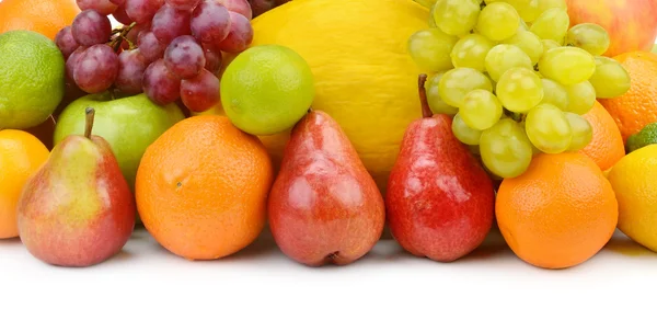 Frutas y bayas aisladas sobre un fondo blanco — Foto de Stock