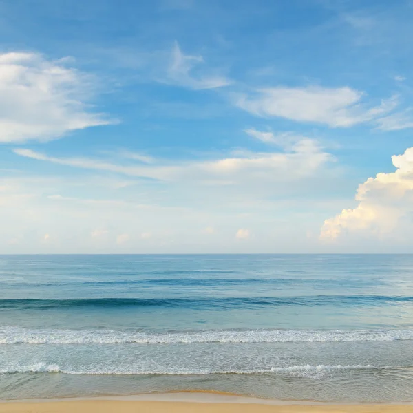 Océano, playa de arena y cielo azul — Foto de Stock