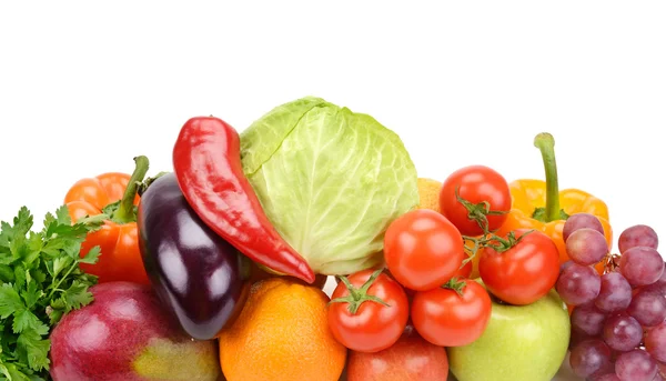 Frutas e legumes isolados em fundo branco — Fotografia de Stock