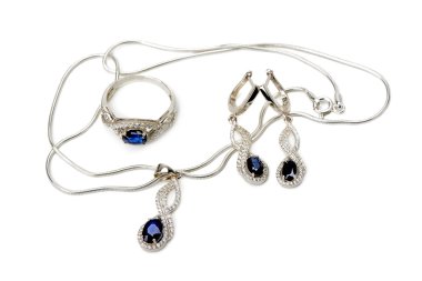 Beyaz arka plan üzerinde izole safir mücevher